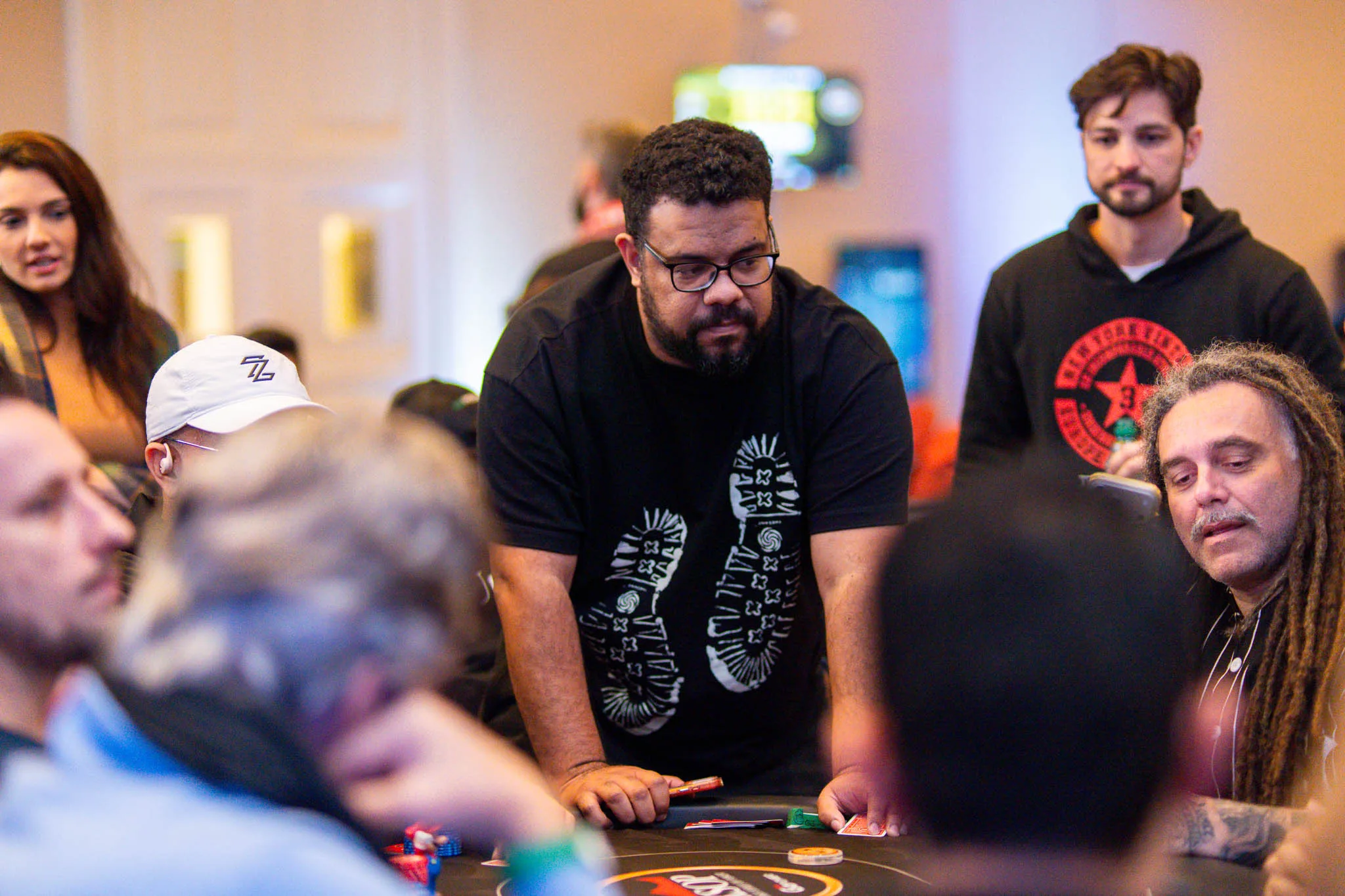 Bolha no poker: como sobreviver quando você é o alvo na mesa — lições do KSOP Iguazú
