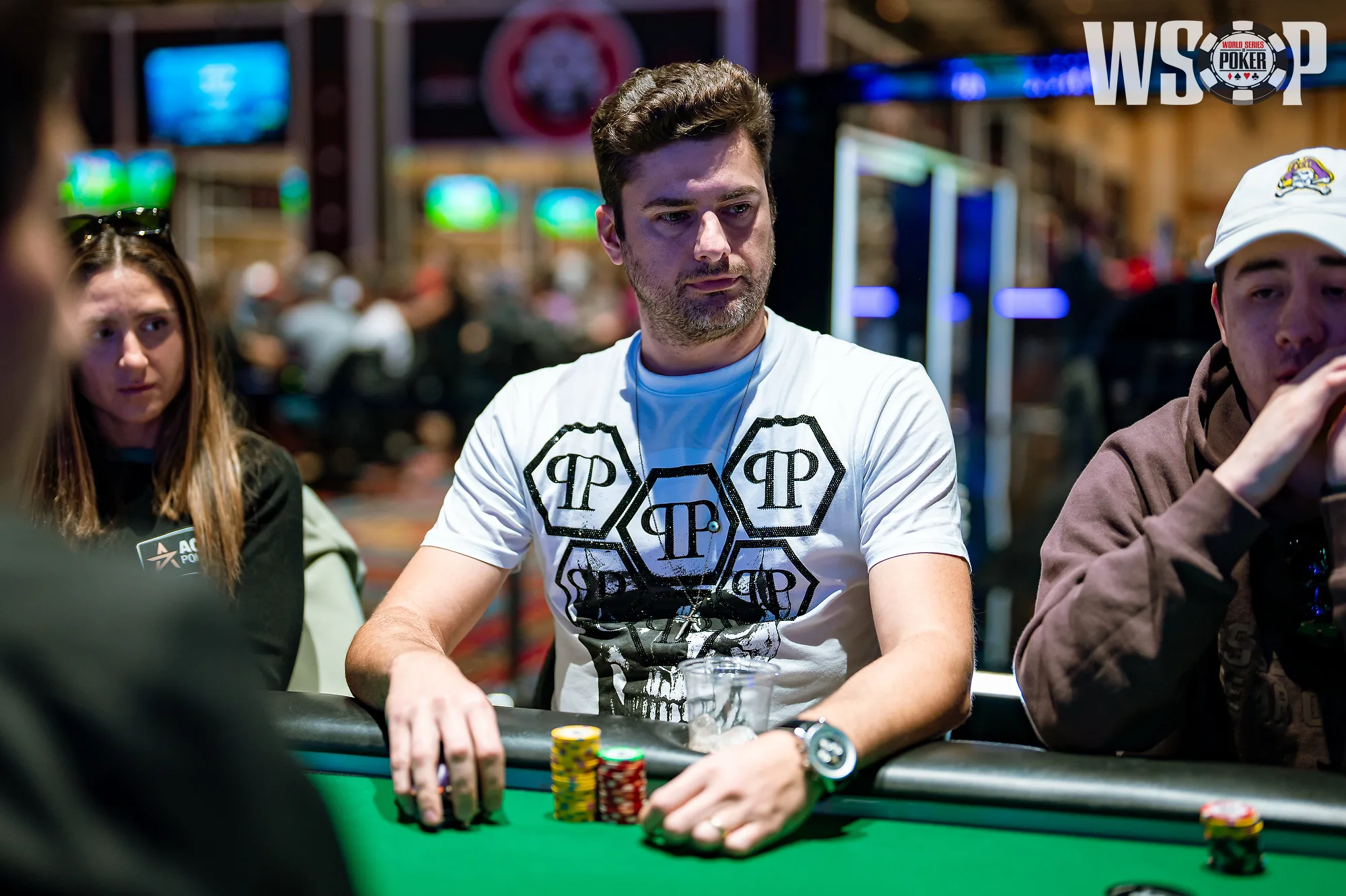 Brasil brilha no Main Event da WSOP 2026: Osmar Rockenbach lidera o Dia 1B e 24 jogadores avançam