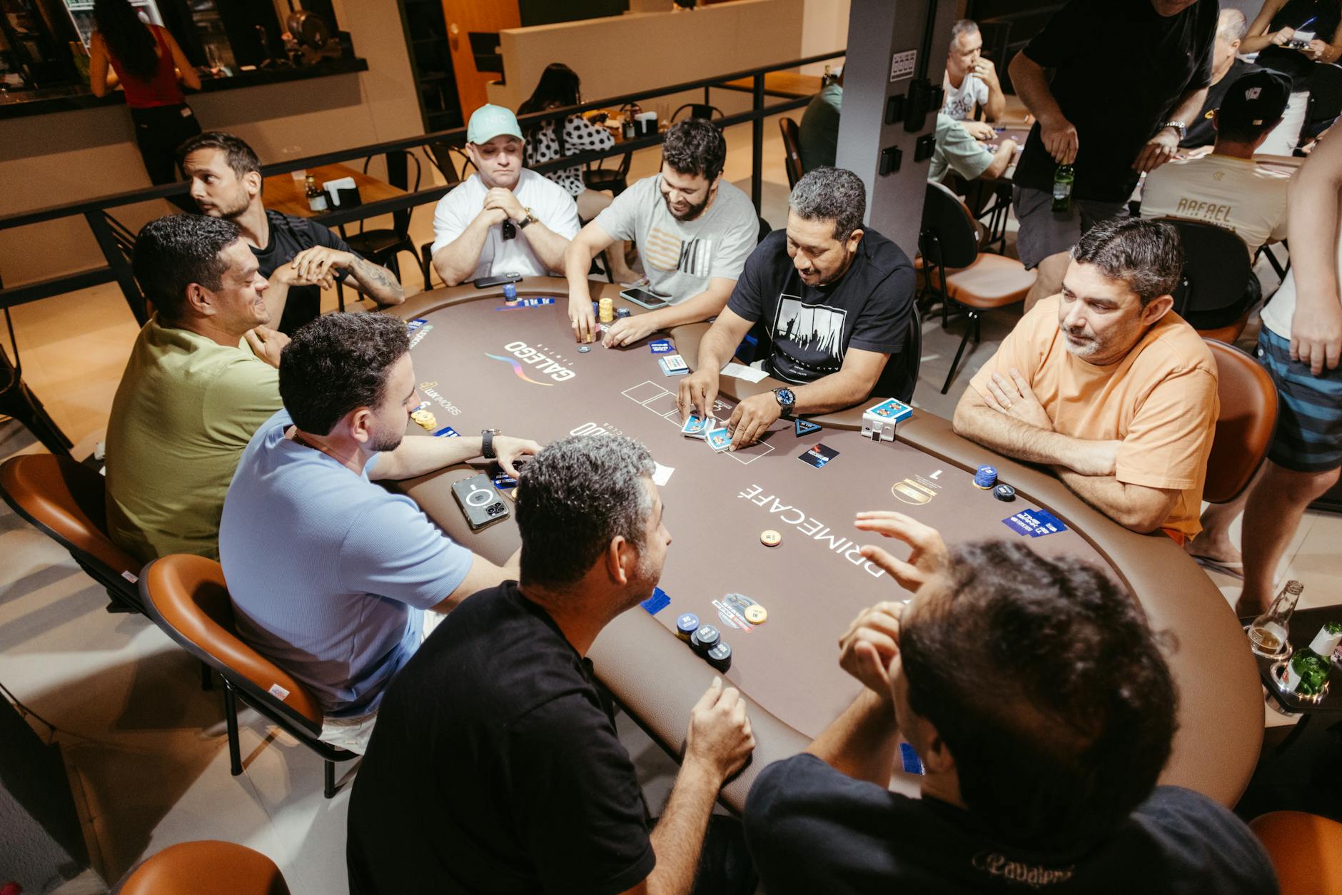 Como Analisar Suas Mãos e Melhorar Seu Jogo de Poker: Guia Completo