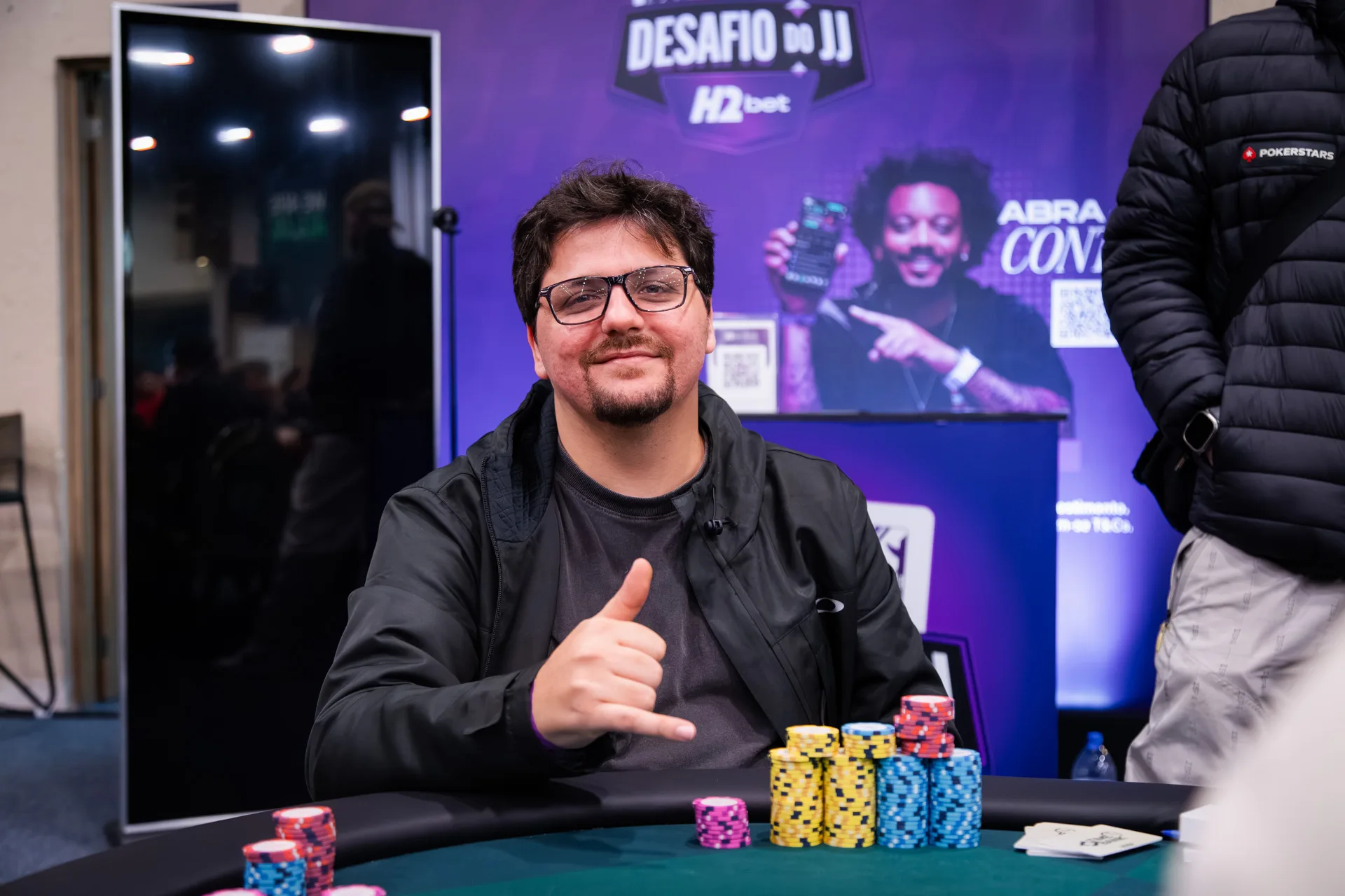 Jogar poker em casa: como Eduardo Kalil inspira jogadores locais e o que aprender com sua trajetória no BSOP e EPT
