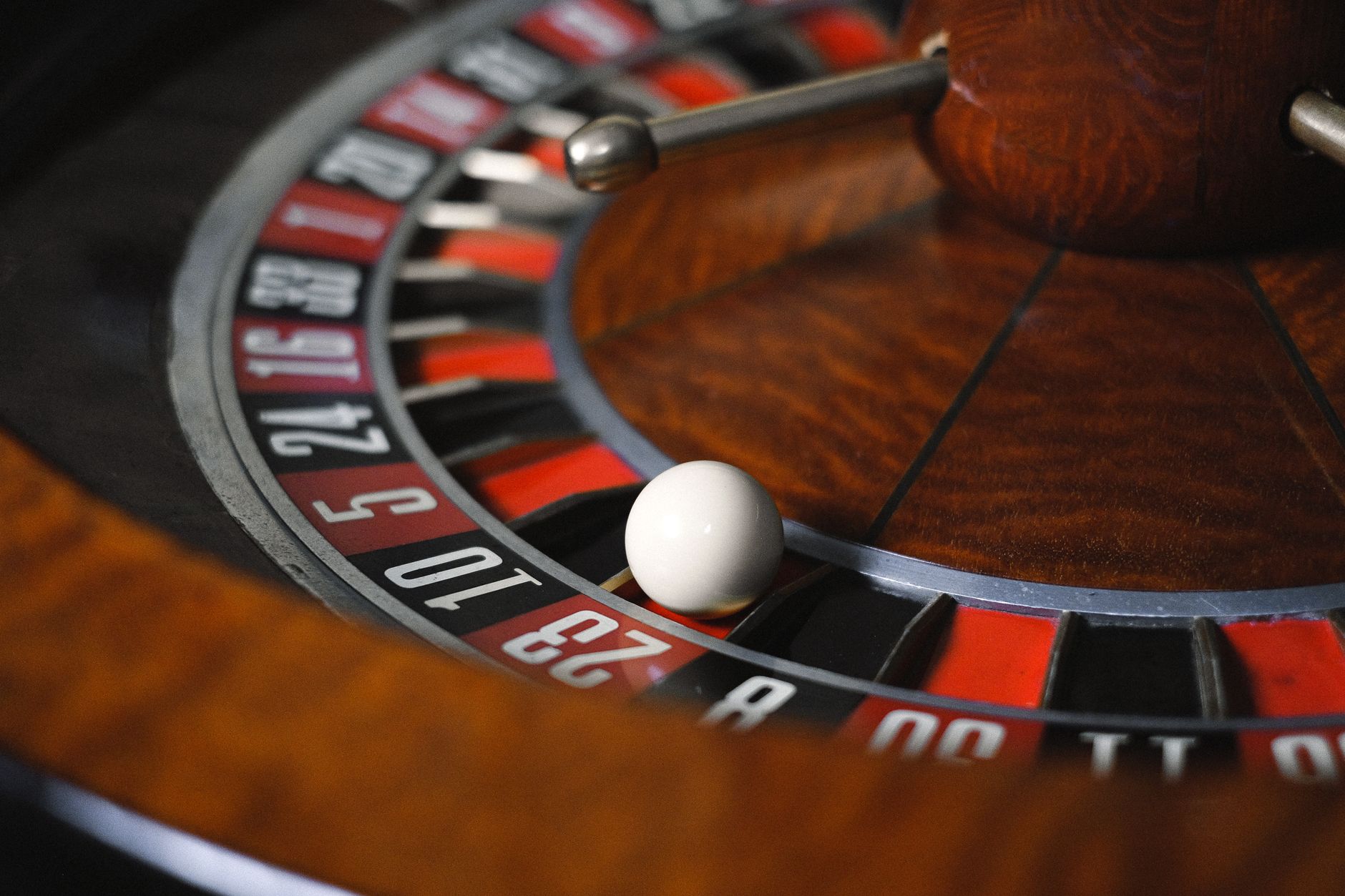 Poker Online vs Poker ao Vivo: Diferenças Cruciais e Estratégias para Dominar Ambos os Formatos