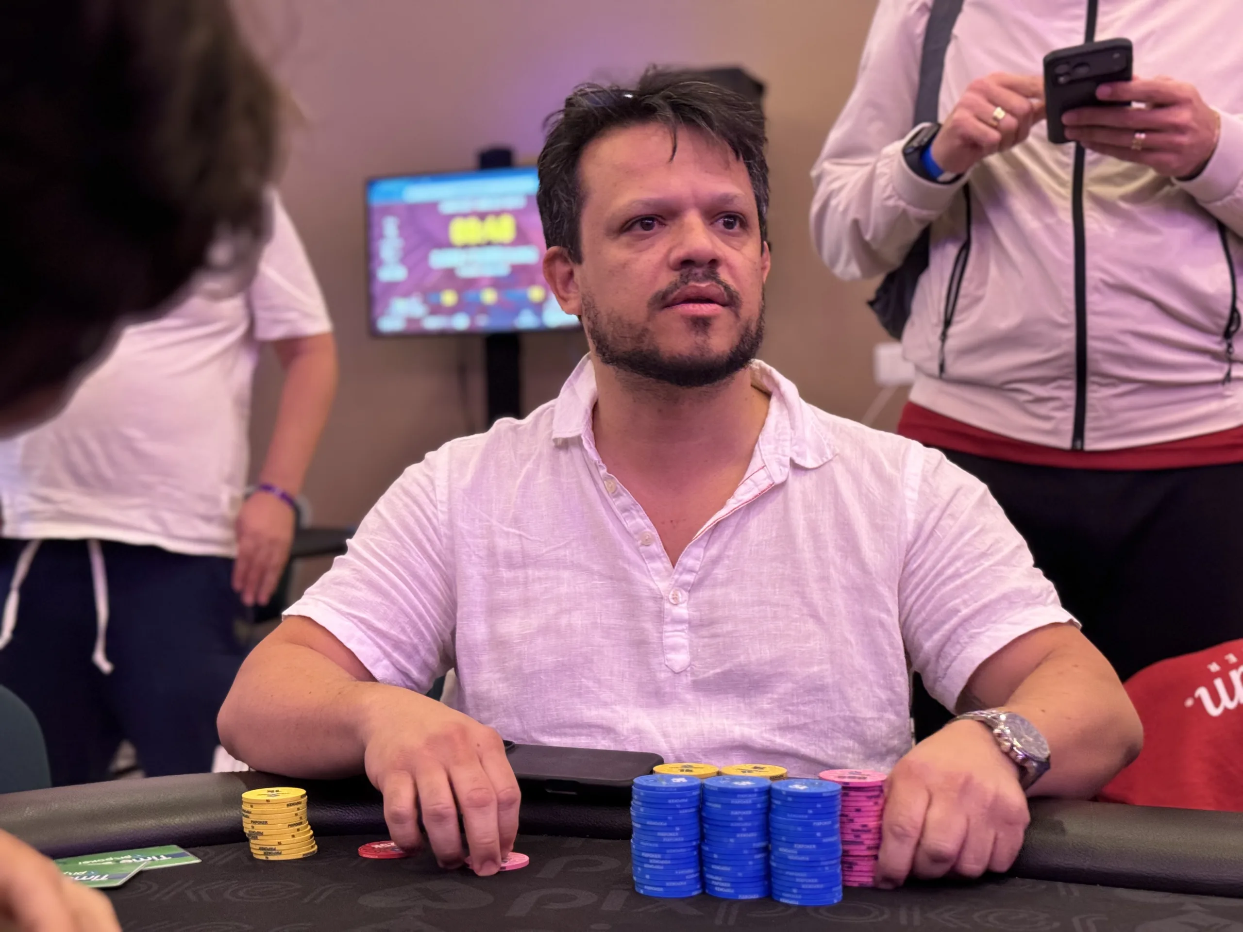 Stack de 100 Big Blinds no Dia 1: Por Que a Liderança de Thiago Max no PixPoker à Beira-Mar É Tão Significativa